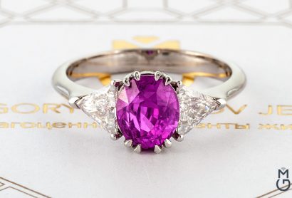 Золотое кольцо с розовым сапфиром и бриллиантами
