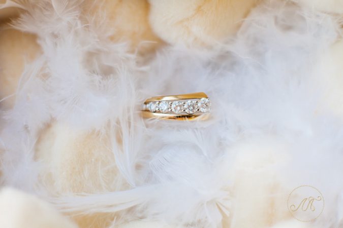 Женское обручальное кольцо с дорожкой бриллиантов