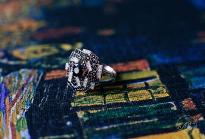кольцо из белого золота с сапфирами и бриллиантами
