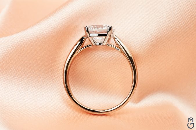 Кольцо из розового золота с бриллиантом в стиле Тиффани