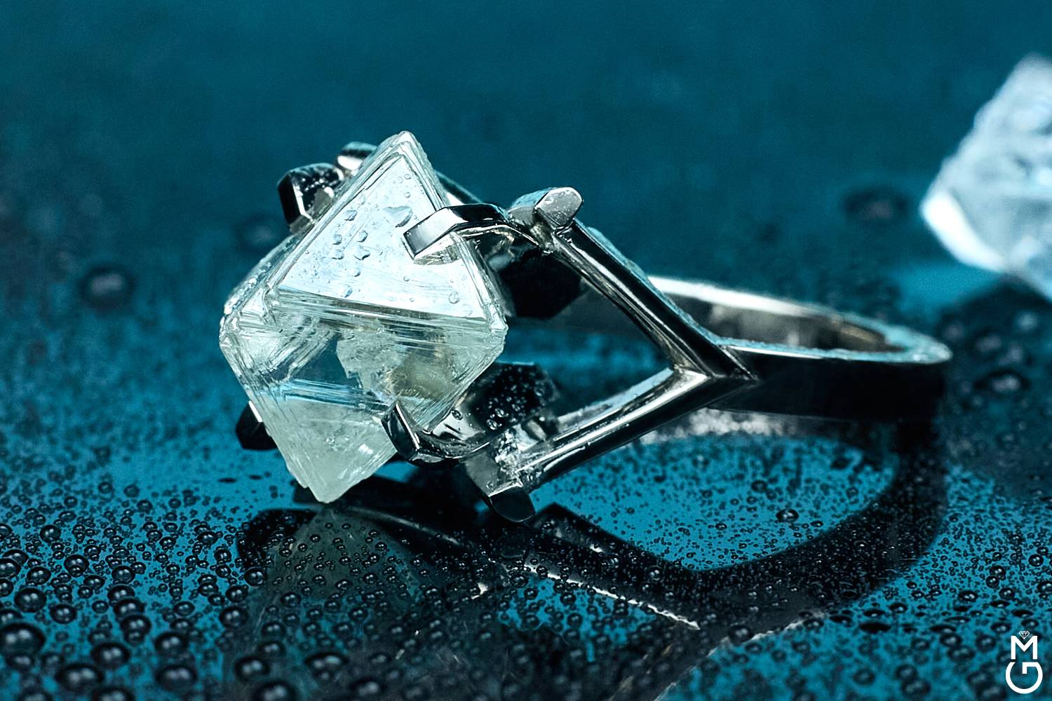 Кольцо с необработанным алмазом