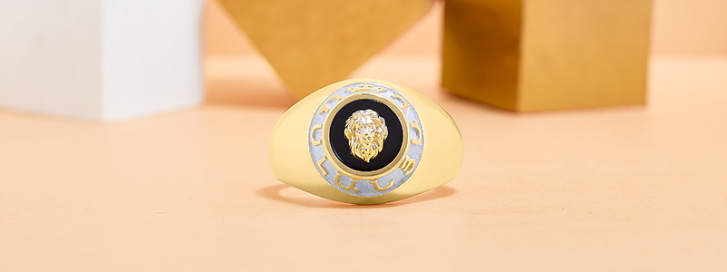 Мужской перстень со львом из золота с ониксом